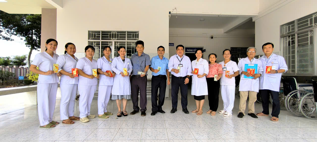 BAN GIÁM ĐỐC TRUNG TÂM Y TẾ KHU VỰC TÂN PHƯỚC THĂM VÀ CHÚC TẾT ĐẦU NĂM ĐẾN VIÊN CHỨC VÀ NGƯỜI LAO ĐỘNG