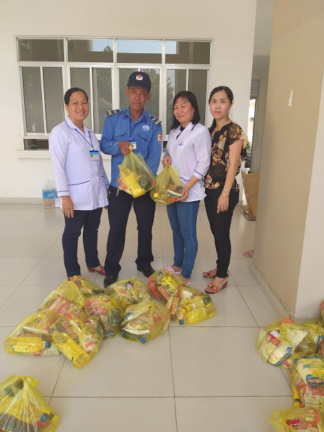 Công đoàn Cơ sở Trung tâm Y tế Tân Phước tổ chức tặng quà tết cho công đoàn viên Xuân Canh Tý 2020