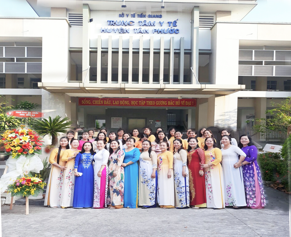 Công đoàn viên nữ Trung tâm Y tế huyện Tân Phước hưởng ứng “Tuần lễ Áo dài” năm 2021